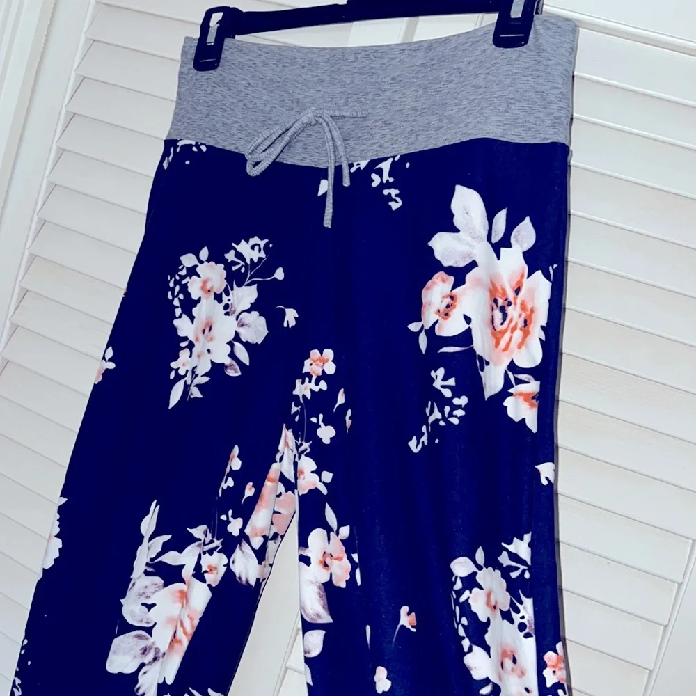 Woman’s lounge pants - Picture 2 of 6